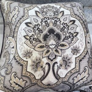 Elegant Envouge Fleur de lis Velvety Decorative Pillow 21 x 21 feather! 🪶